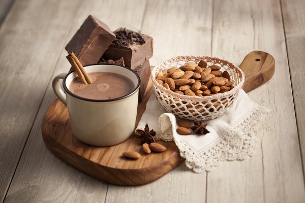 加州巴旦木、可可和黑巧克力搭配，可显著降低体内低密度脂蛋白胆固醇水平，从而有效改善心血管疾病相关的危险因素。
