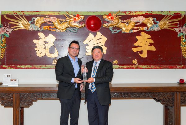 孔君道先生（左）向黄国平会长赠送李锦记经典蚝油瓶