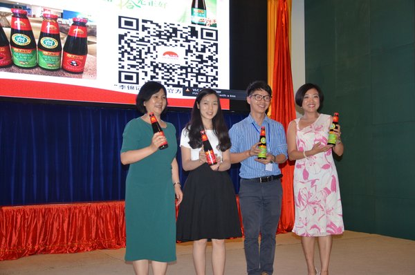 2017年李锦记向缅甸孔子学院志愿者捐赠酱料产品