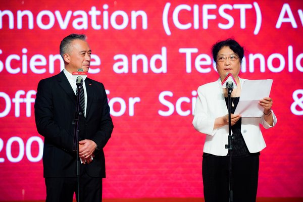 孟素荷理事长（右）宣读中国食品科学技术学会设立“李文达奖励金”的决定