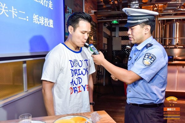 上海市公安局静安分局交通警察支队现场带领百威志愿者模拟酒精检测实验，分享“酒驾”相关安全知识