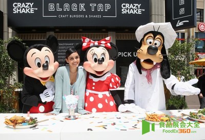 2019年5月18日，米老鼠、米妮老鼠和高飞，以及女演员凡妮莎-哈金斯一起庆祝Black Tap Craft Burgers & Shakes在加州阿纳海姆迪士尼乐园度假区的迪士尼市中心特区开设新店（照片由杰西-格兰特(Jesse Grant)拍摄，Getty Images（盖帝图像）为Black Tap Craft Burgers and Shakes供图）