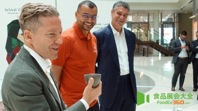 Ninety Plus创始人Joseph Brodsky（前景）、The Espresso Lab创始人Ibrahim Al Mallouhi（中间）和Ninety Plus合伙人Guillermo de Saint Malo Eleta（最右边）展示在迪拜以10000美元/公斤的价格出售的巴拿马咖啡原型。