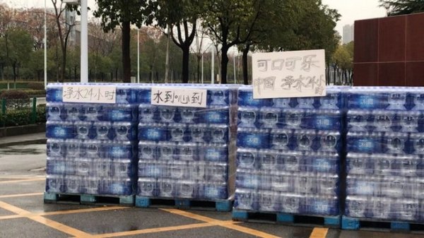 1月25日可口可乐中国系统“净水24小时”为武汉几大医院捐助的第一批饮用水，已于当日送达武汉市几大医院