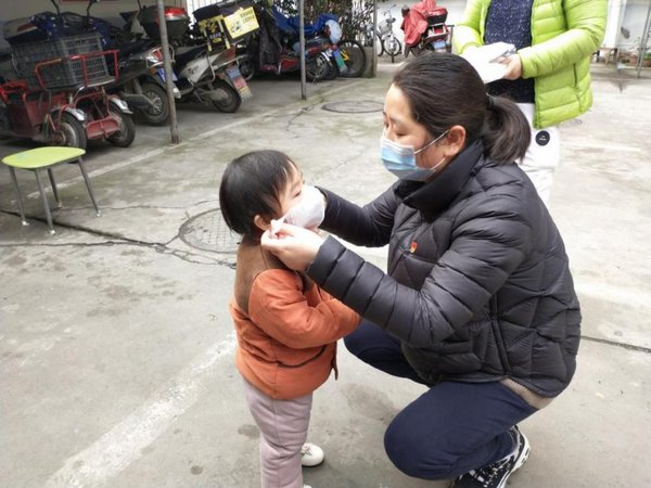 襄陽市婦聯(lián)工作人員梁平向民主路郭雪怡家庭捐贈菲仕蘭愛心口罩