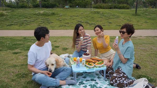 韩国客户畅享Vinamilk豆奶和奶茶