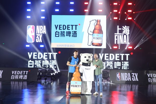 督威中国总经理郝洋（右）为白熊啤酒4分球挑战赛冠军球员之一王晶（左）颁奖