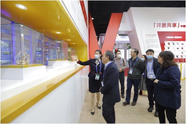第17届中国-东盟博览会期间，中外游客在五粮液展厅驻足欣赏五粮液产品