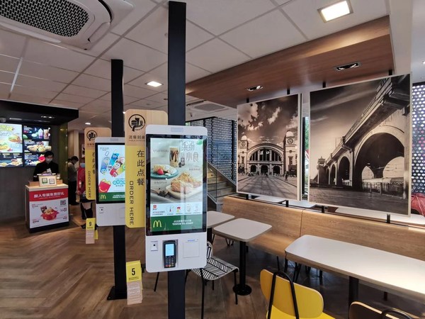 麦当劳当代国际城得来速餐厅采用“我爱武汉”设计风格