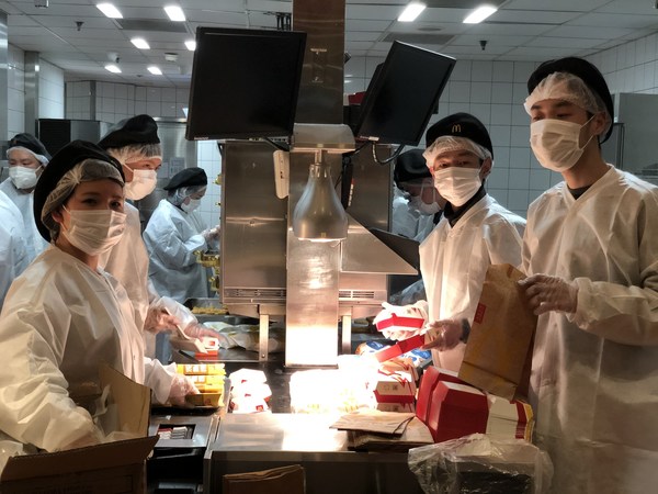 麦当劳武汉世贸餐厅爱心厨房在疫情期间为一线送餐