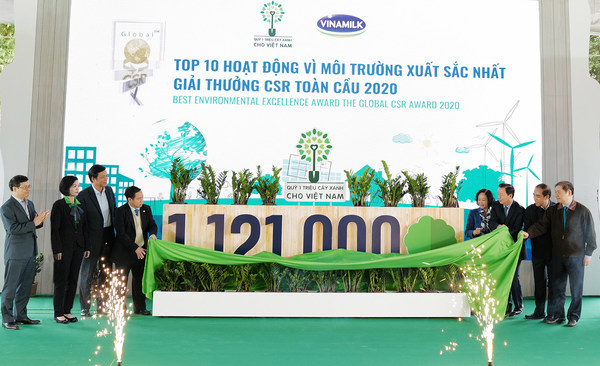 越南乳制品股份公司与越南政府及越南自然资源与环境局代表共同庆祝“百万棵树”里程碑