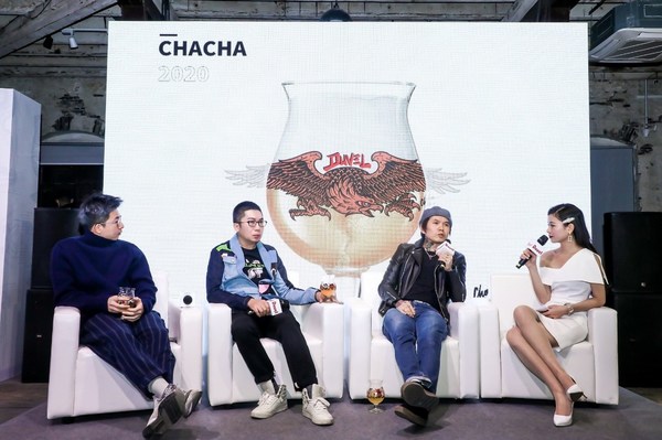 三位来自不同领域的国内艺术家：Moretong（左一）、陈欣（左二）、Chacha（左三）