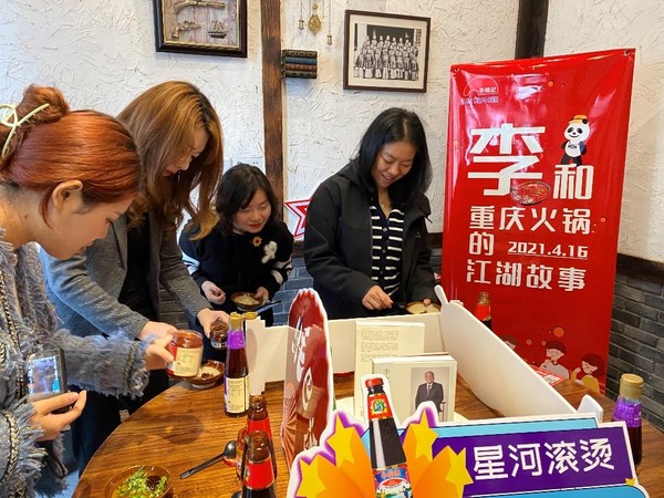 媒体记者利用丰富的李锦记酱料调制美味火锅蘸料