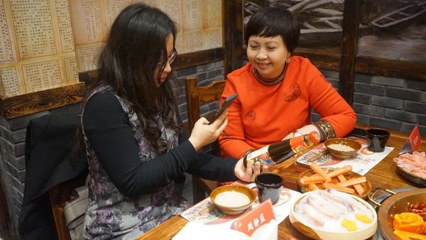 李锦记中国企业事务总监赖洁珊女士（右）向媒体分享辨别优质蚝油的秘诀