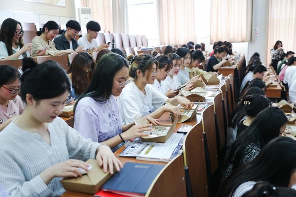 现场学生打开了装有意大利橄榄油、香醋、芝士与火腿的盒子