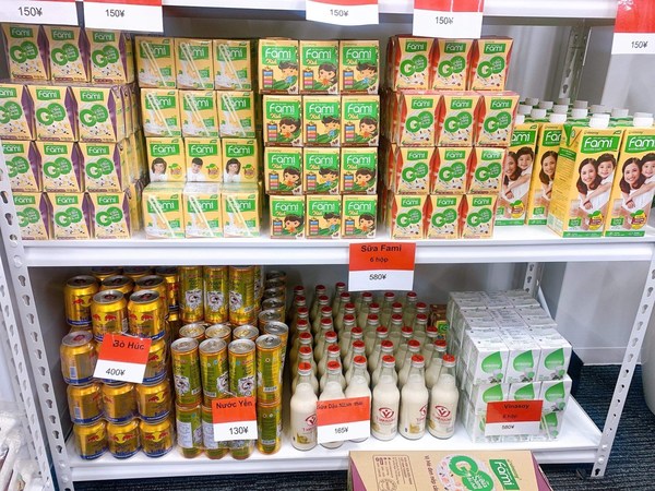 日本越南超市货架上的越南豆奶公司产品