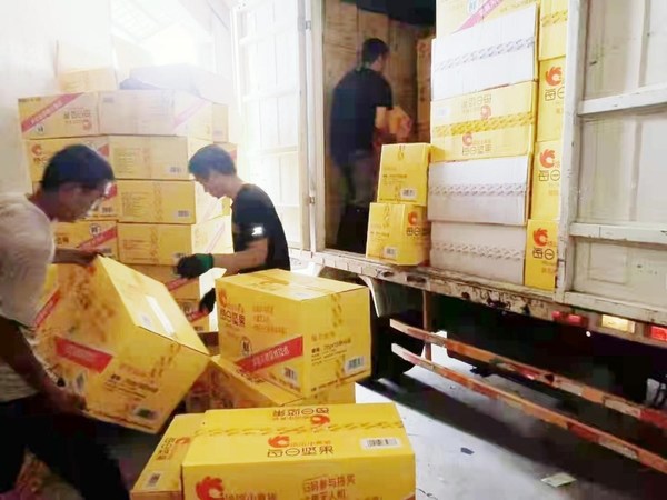 洽洽食品应急食品物资从各地装车发往郑州灾区