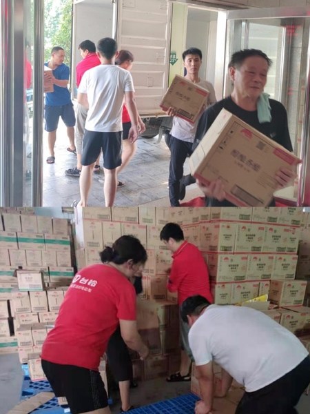 李锦记向受灾地区捐赠酱料的搬运与分发现场