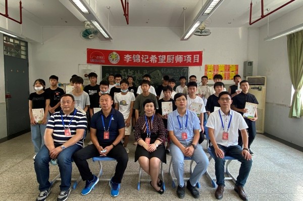 李锦记企业事务总监赖洁珊女士（前排左三）与今年参加广州站面试的学生合影
