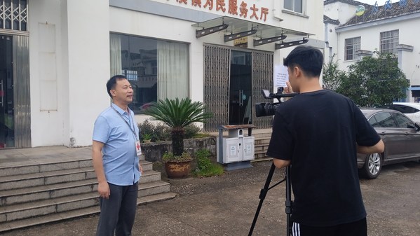 安徽泾县红十字会秘书长吴申生接受采访